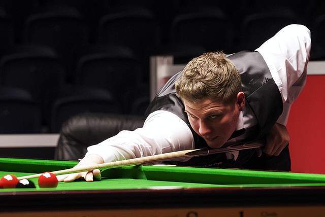 他利用自己 他利用自己